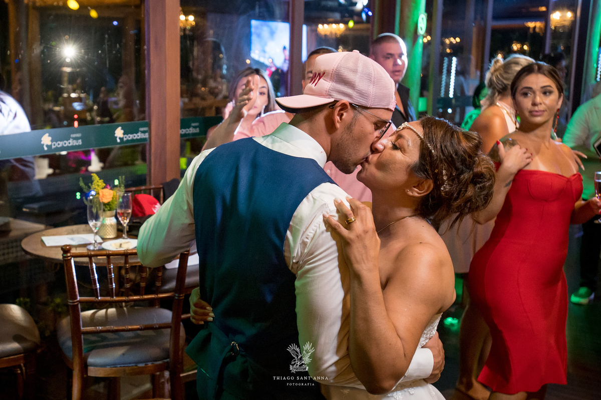 Noivos na festa de casamento.