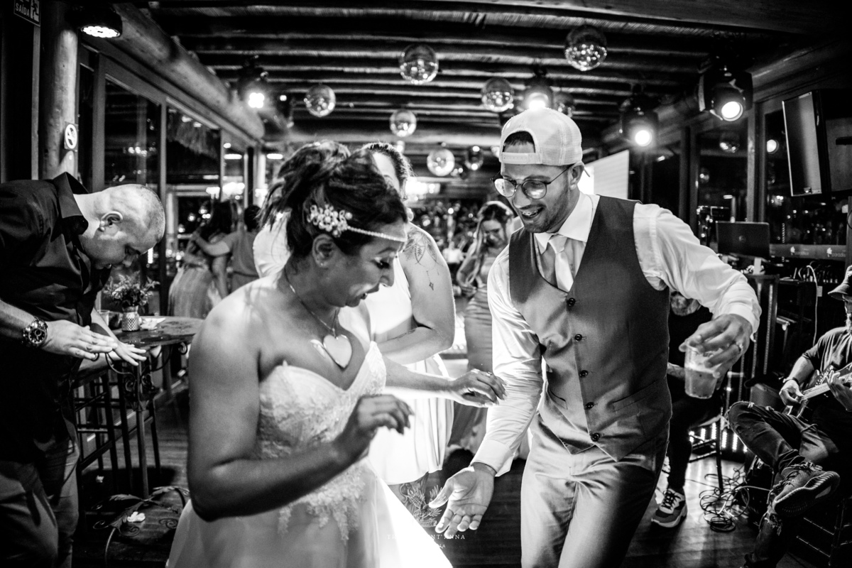 Noivos na festa de casamento.