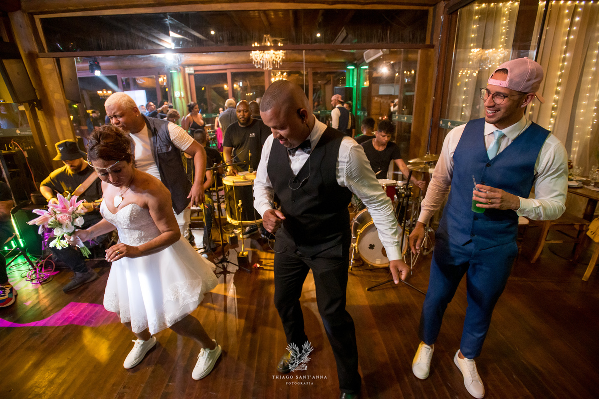 Noivos na pista de dança na festa de casamento.