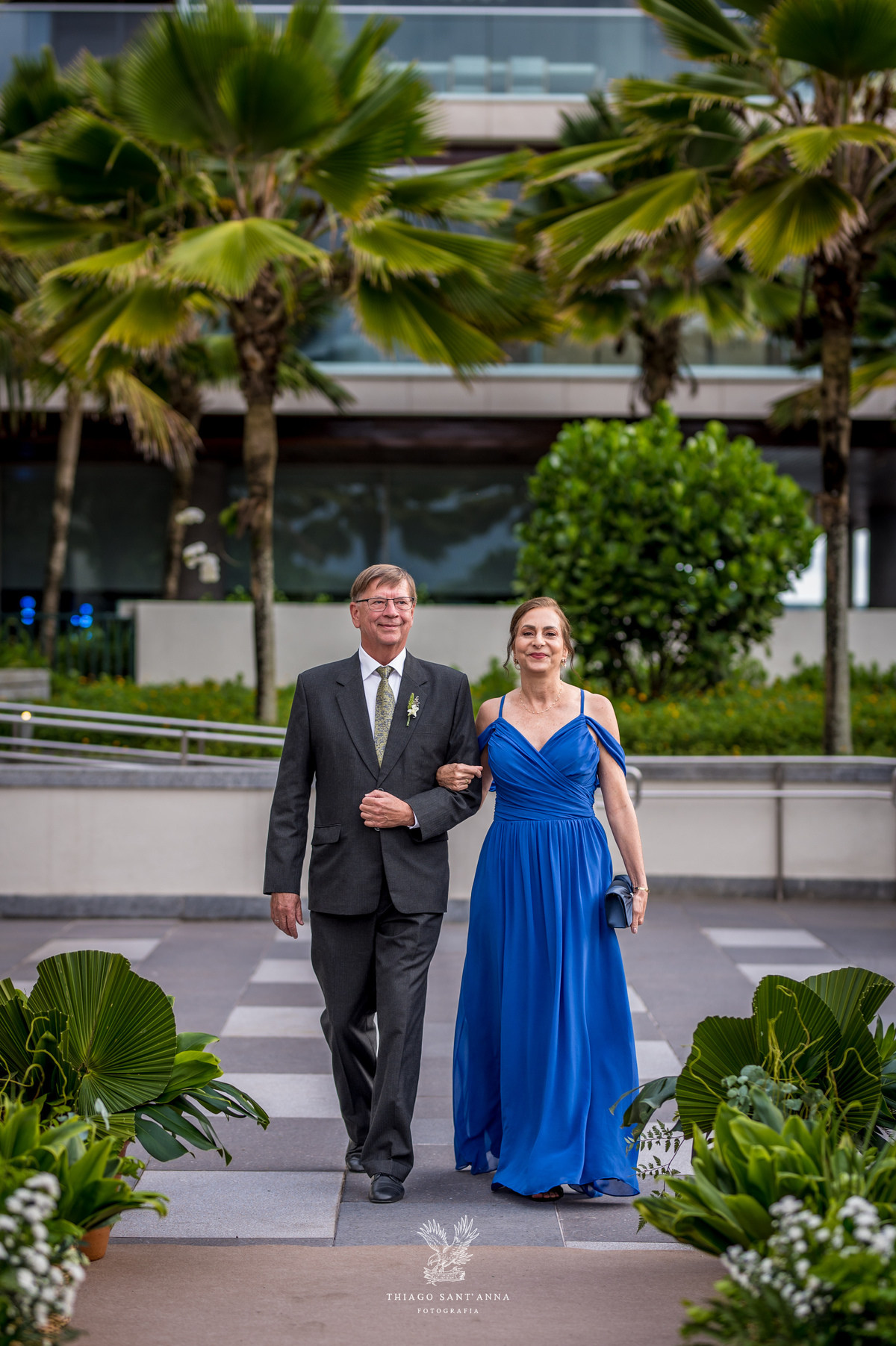 Entrada das madrinhas e padrinhos no casamento.