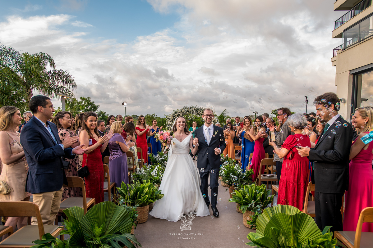 Saída dos noivos da cerimônia de casamento.