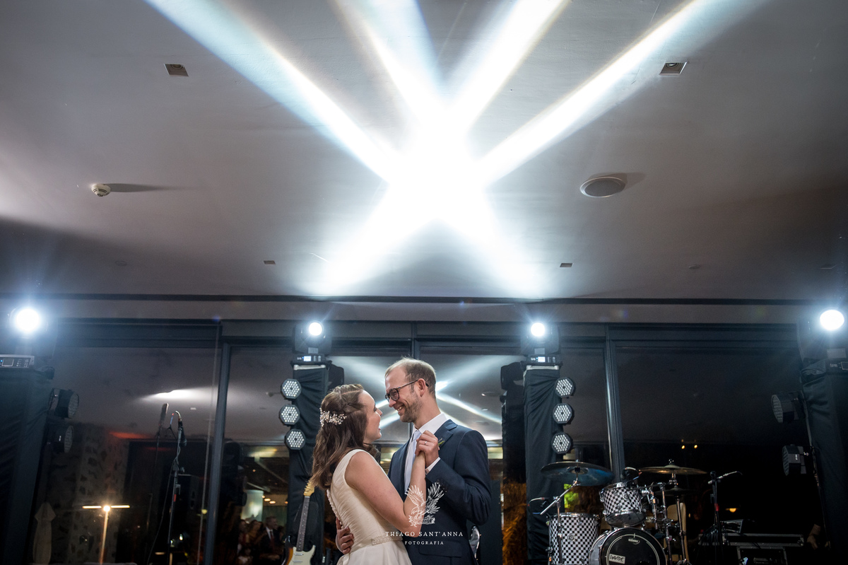 Dança dos noivos na festa de casamento / Abertura da pista de dança.