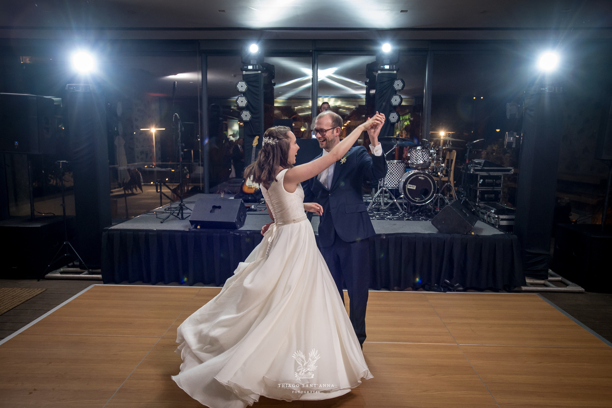 Dança dos noivos na festa de casamento / Abertura da pista de dança.