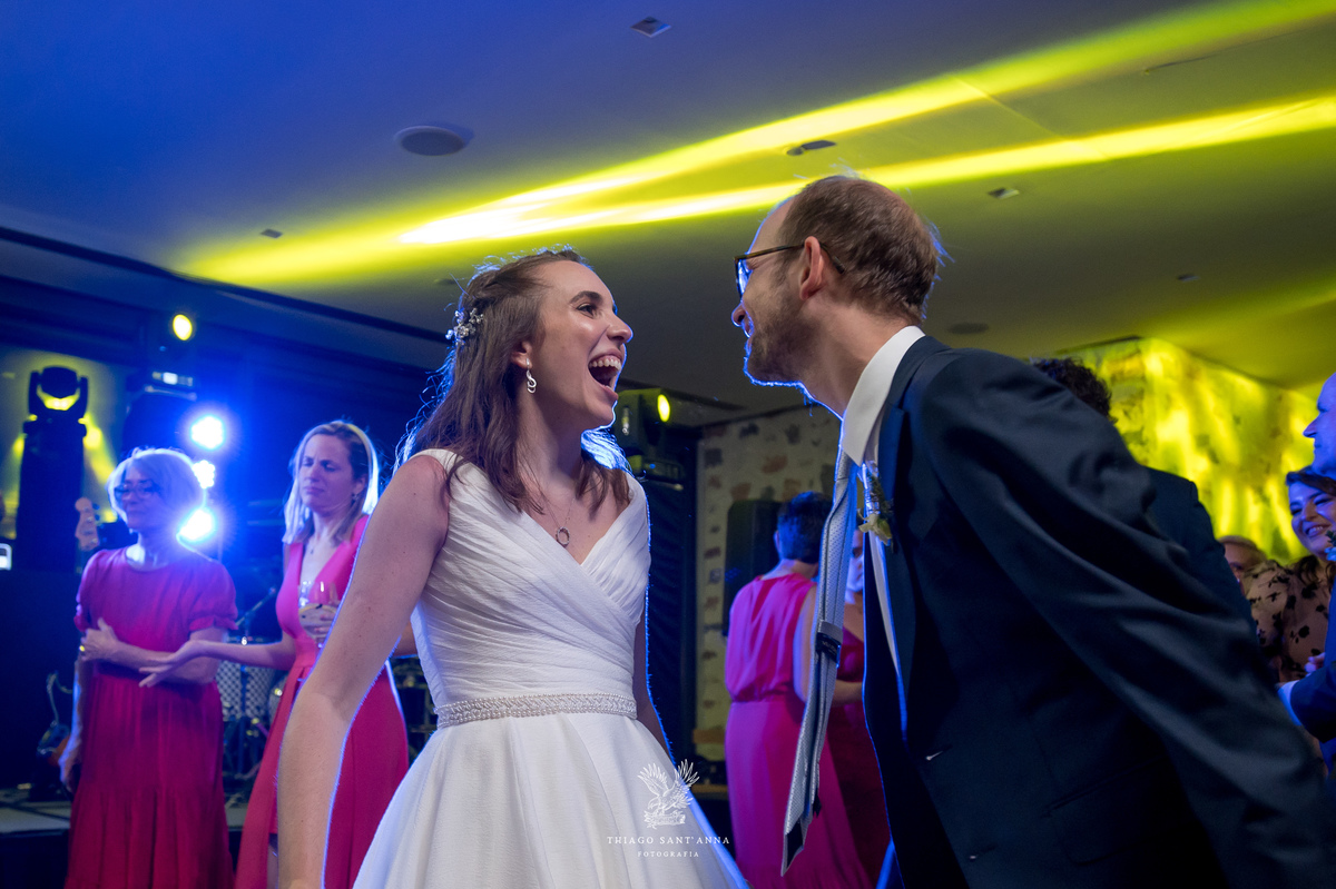 Noivos na festa de casamento.