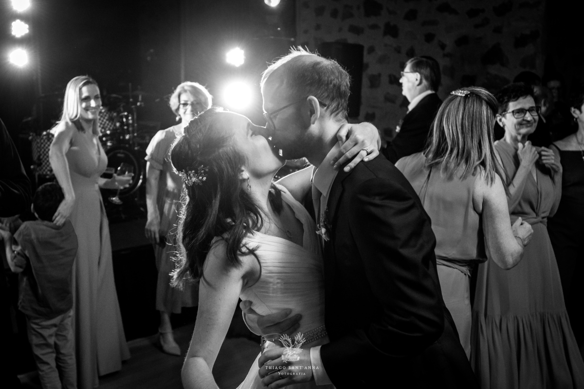 Noivos na festa de casamento.