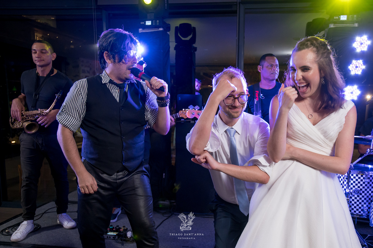 Noivos na festa de casamento.