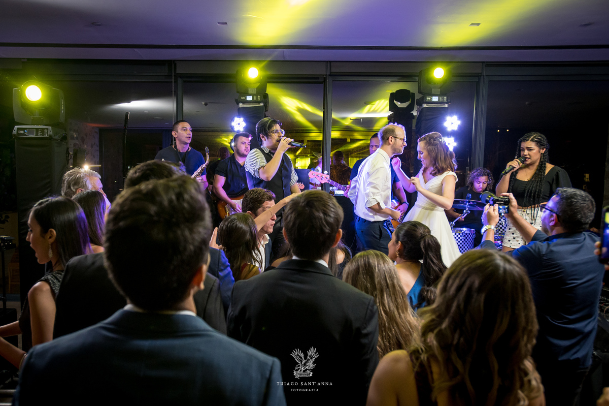 Noivos na festa de casamento.