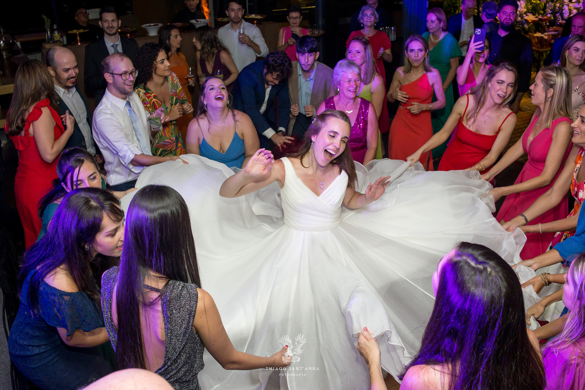 Ideia de foto com a noiva na festa de casamento.