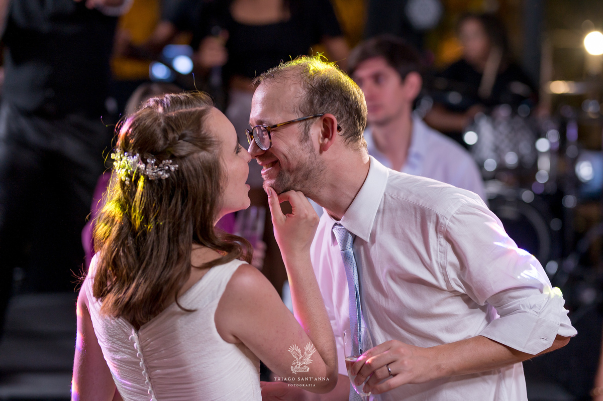 Noivos na festa de casamento.