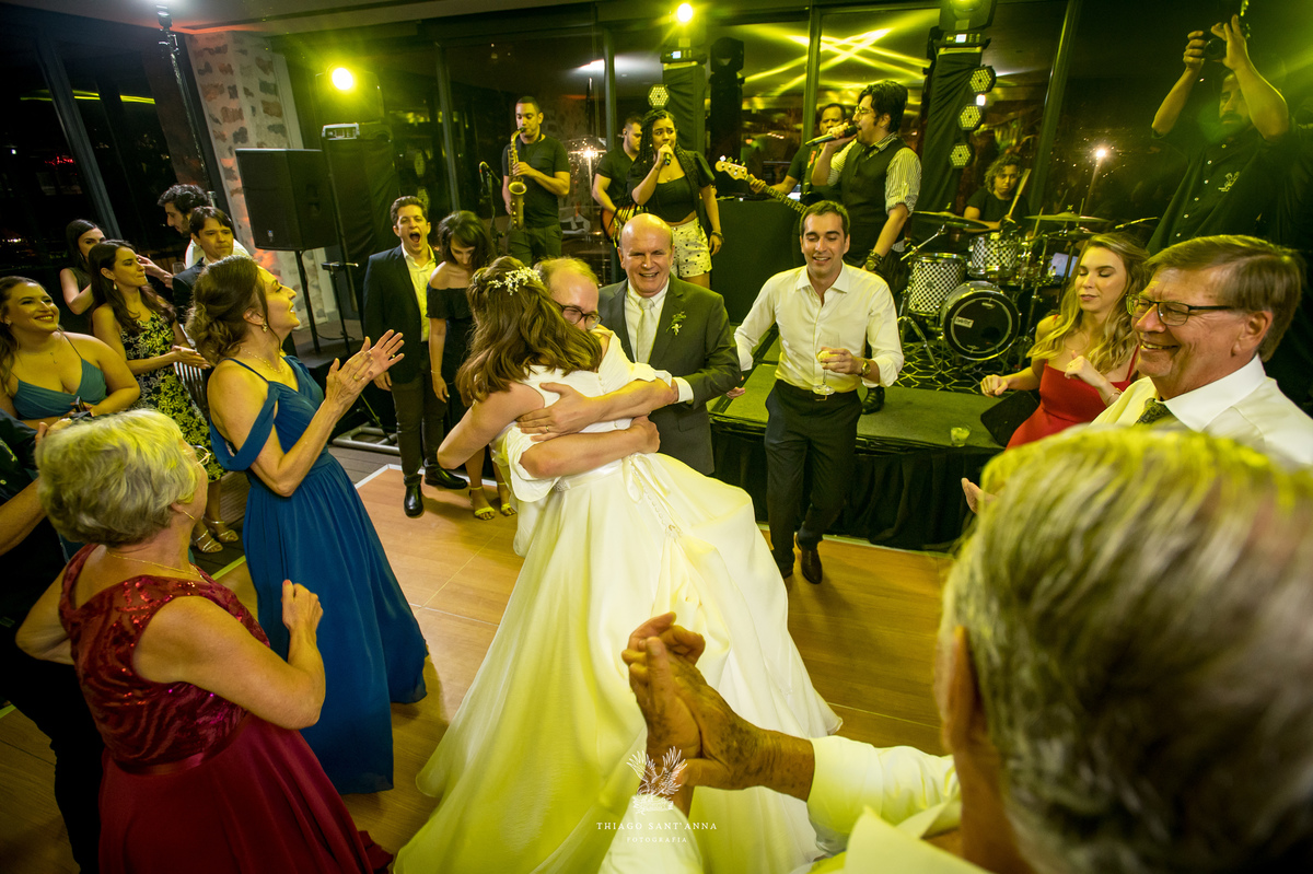 Noivos na pista de dança na festa de casamento.