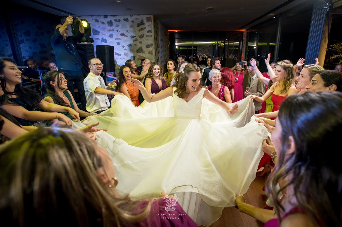 Ideia de foto com a noiva na festa de casamento.