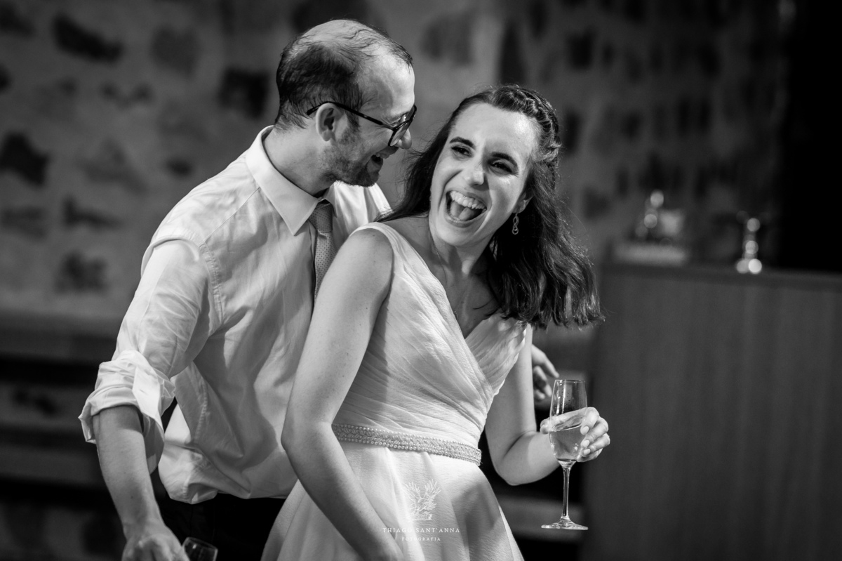 Noivos na festa de casamento.