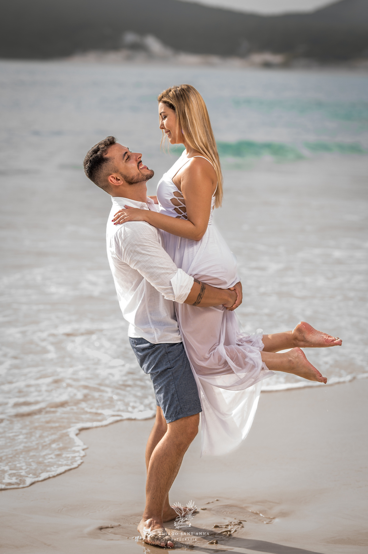 Ideias de pose para casal na praia.