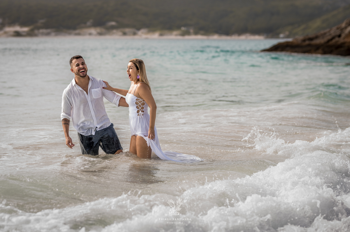 Ideias de pose para casal na praia.