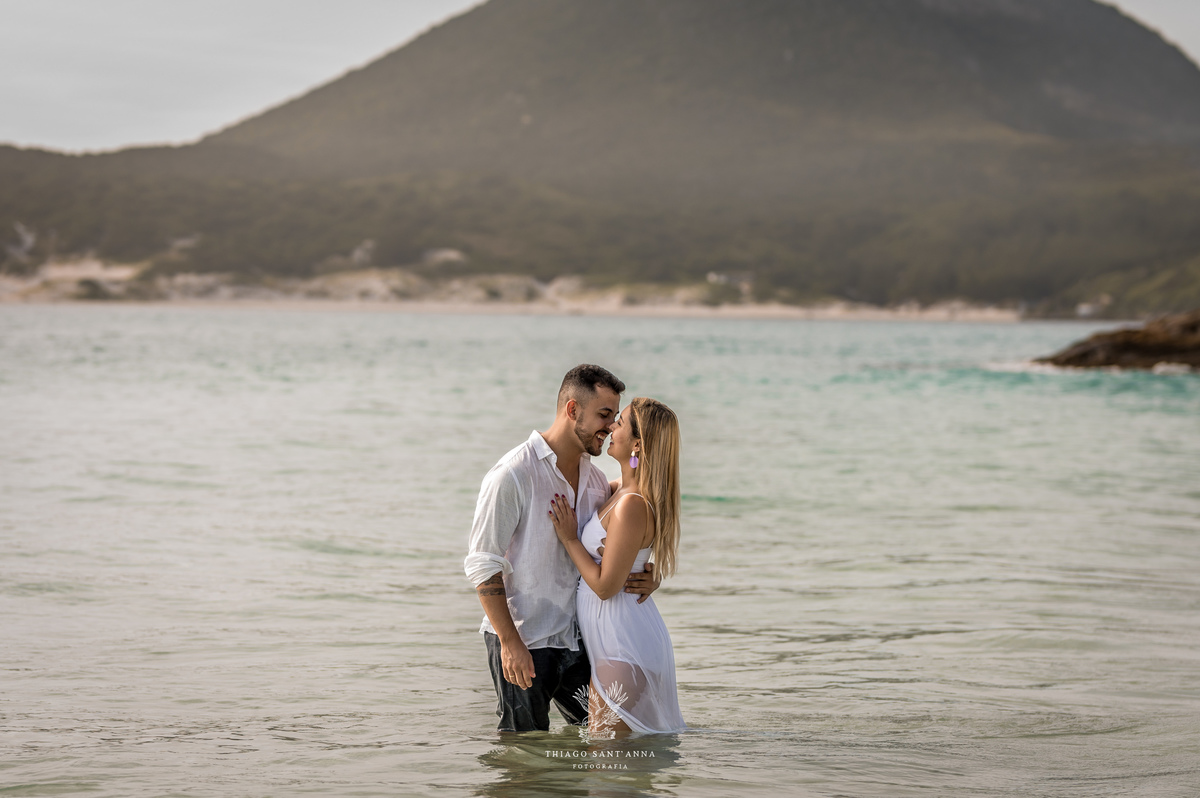 Ideias de pose para casal na praia.