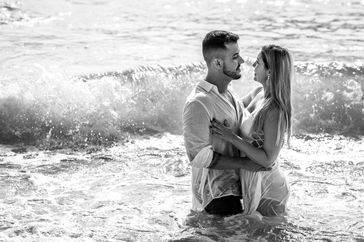 Ideias de pose para casal na praia.