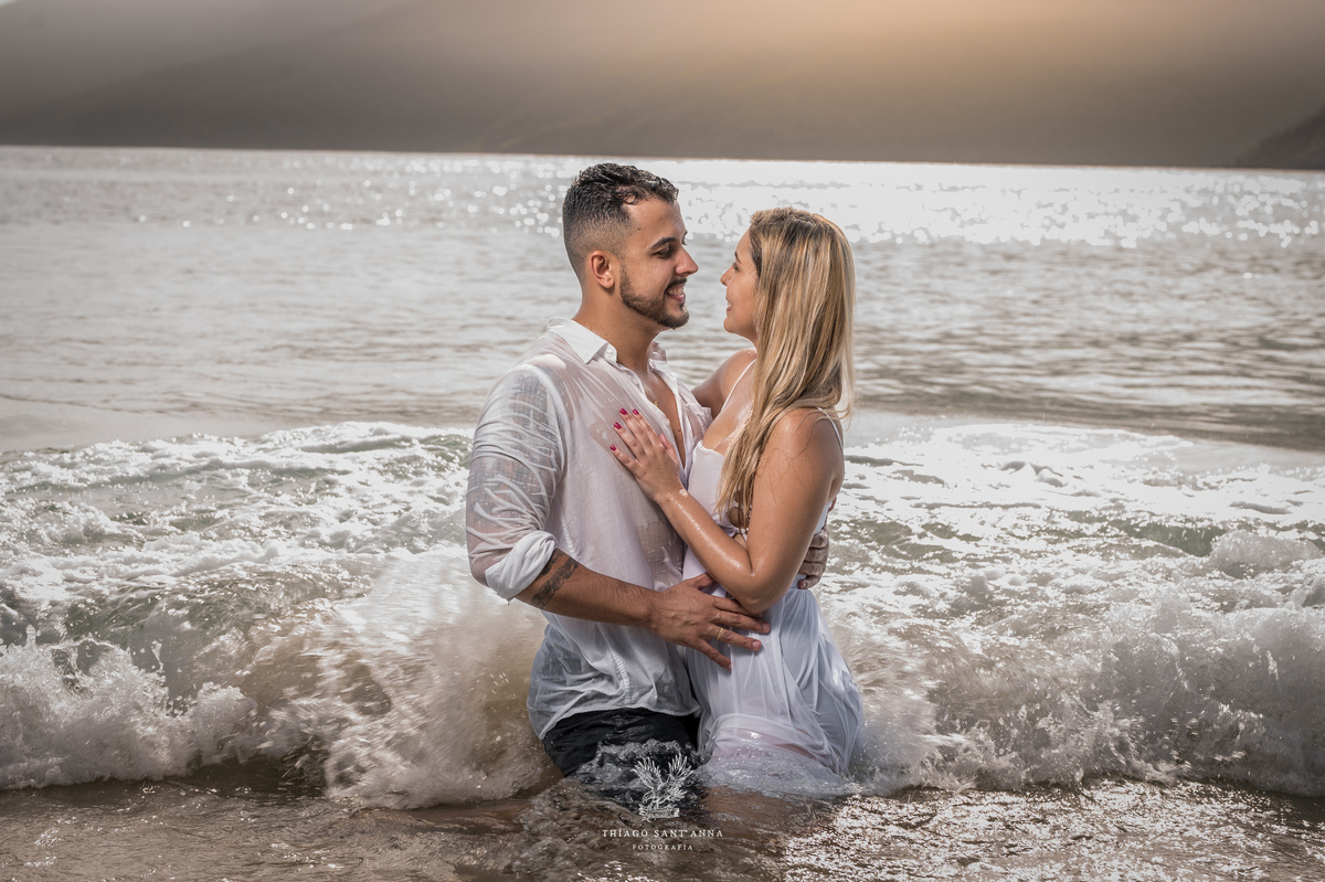 Ideias de pose para casal na praia.