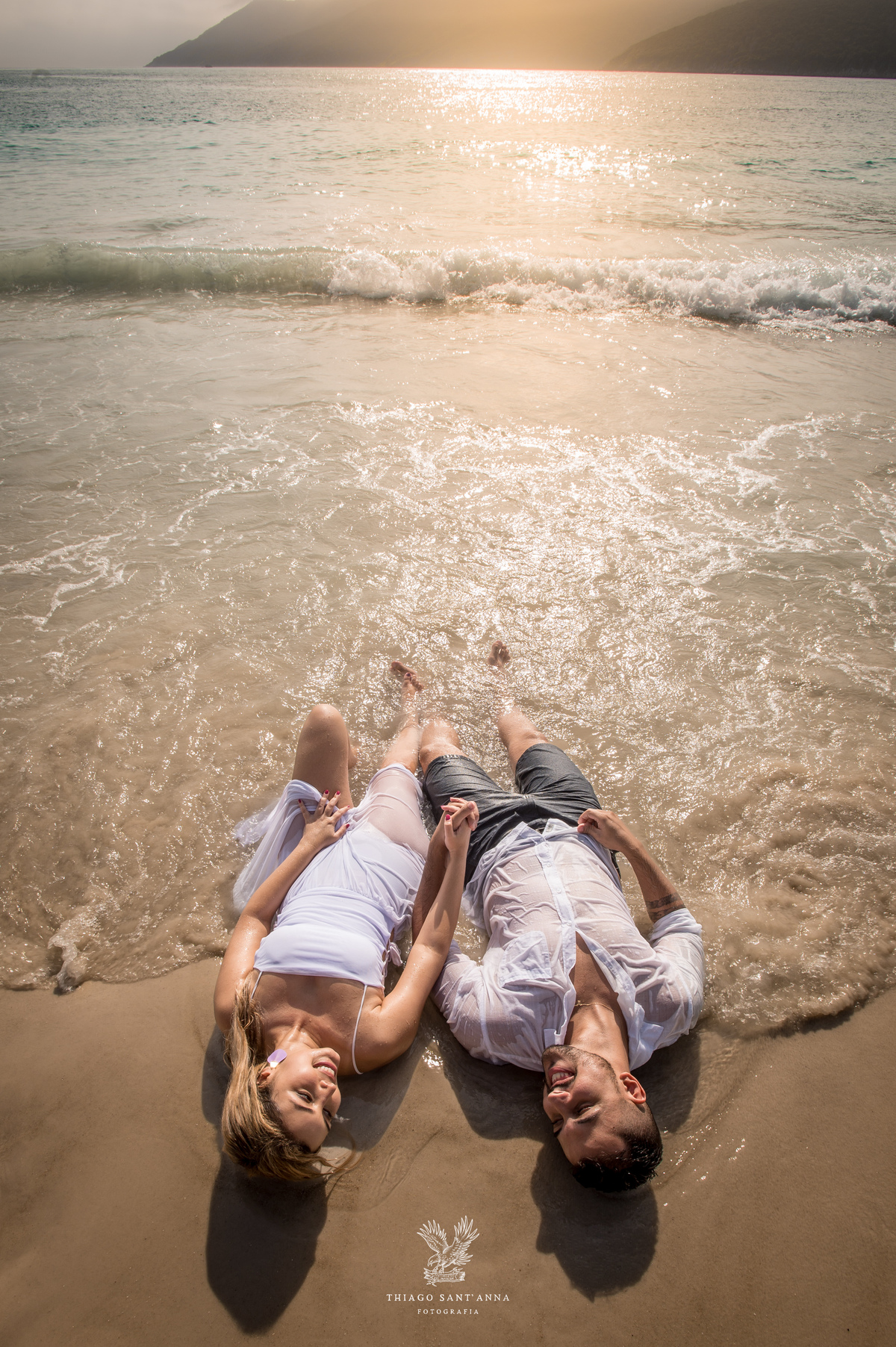 Ideias de pose para casal na praia.