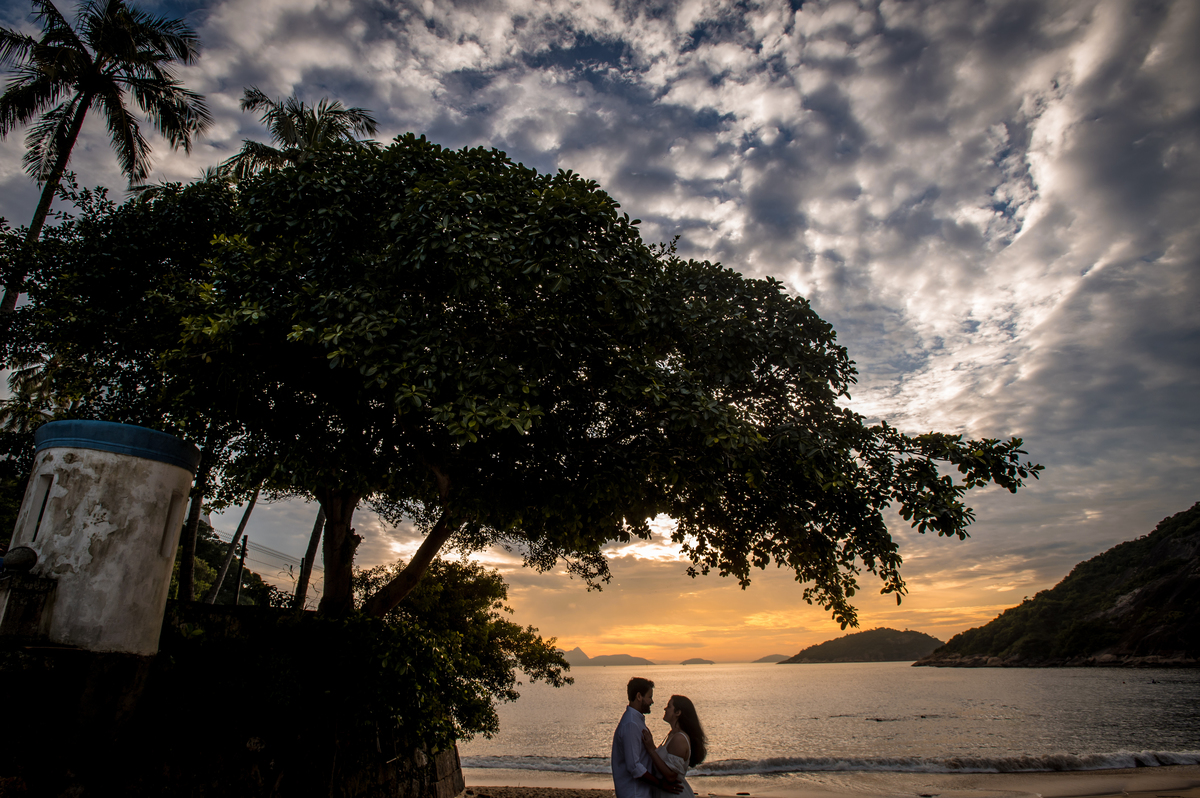 Ideias de pose para casal na praia.