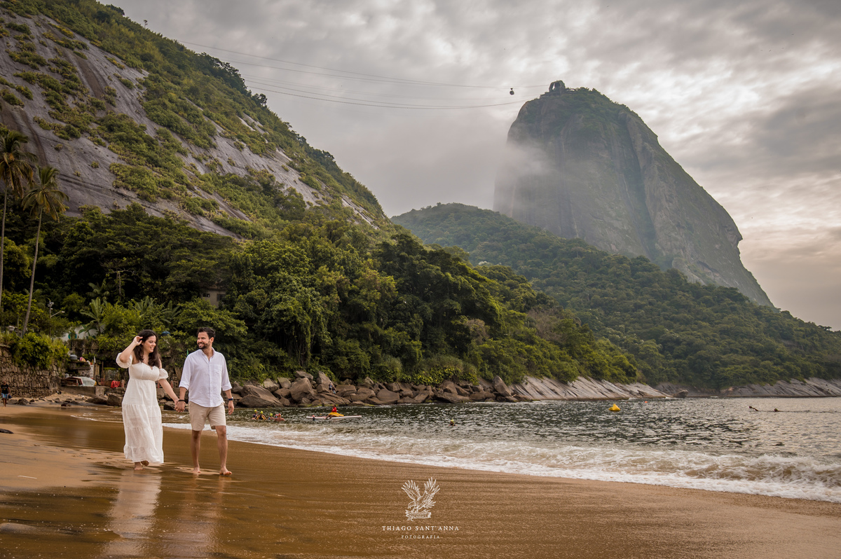 Ideias de pose para casal na praia.
