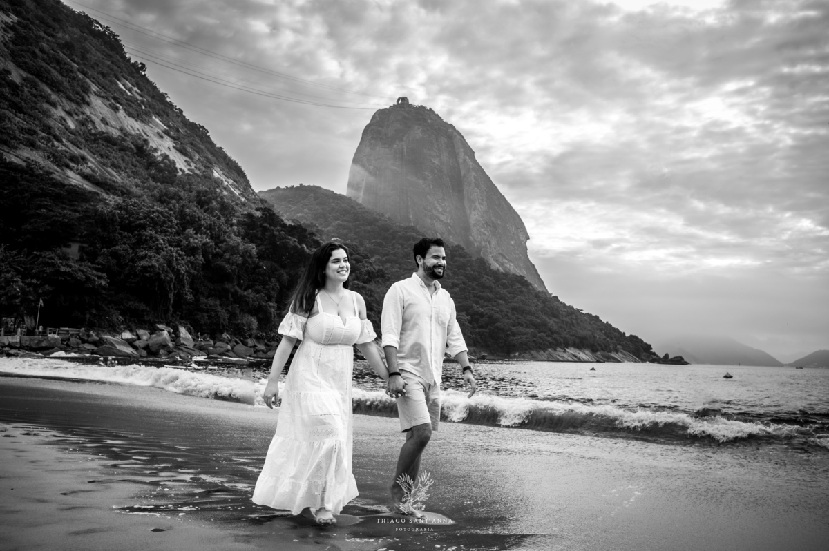 Ideias de pose para casal na praia.