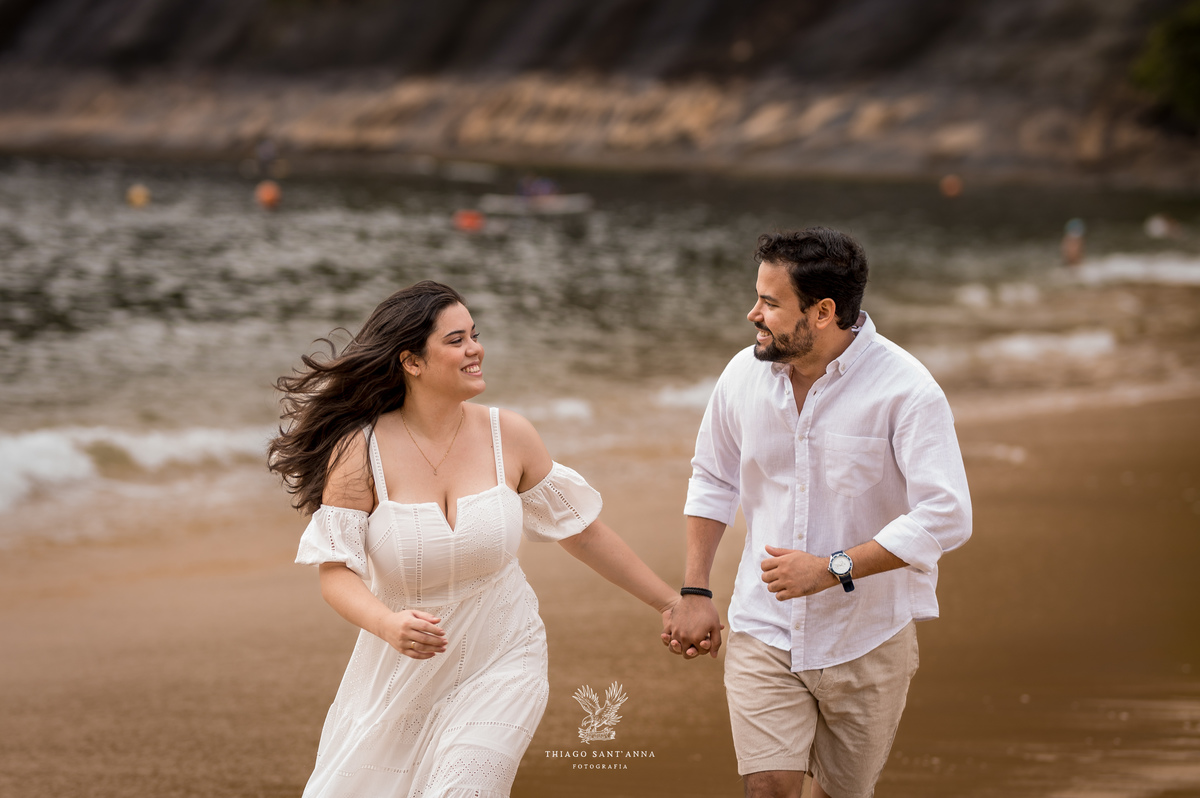 Ideias de pose para casal na praia.