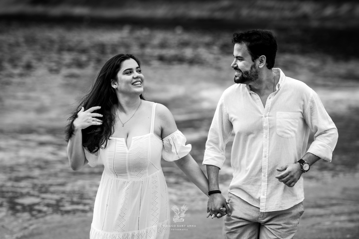 Ideias de pose para casal na praia.