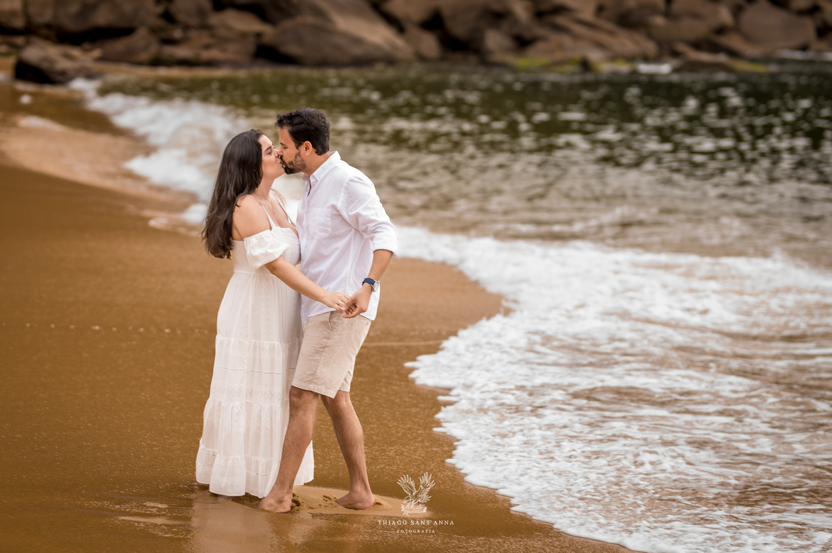 Ideias de pose para casal na praia.