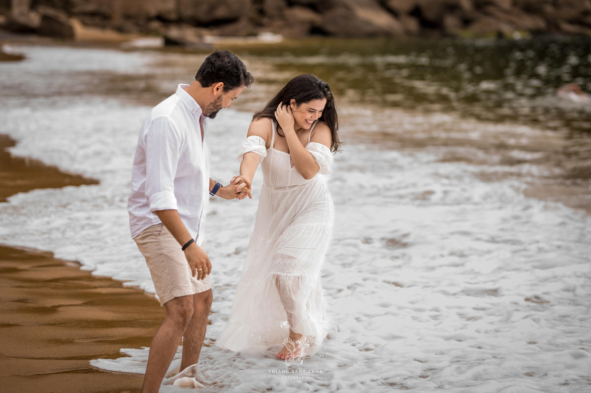 Ideias de pose para casal na praia.