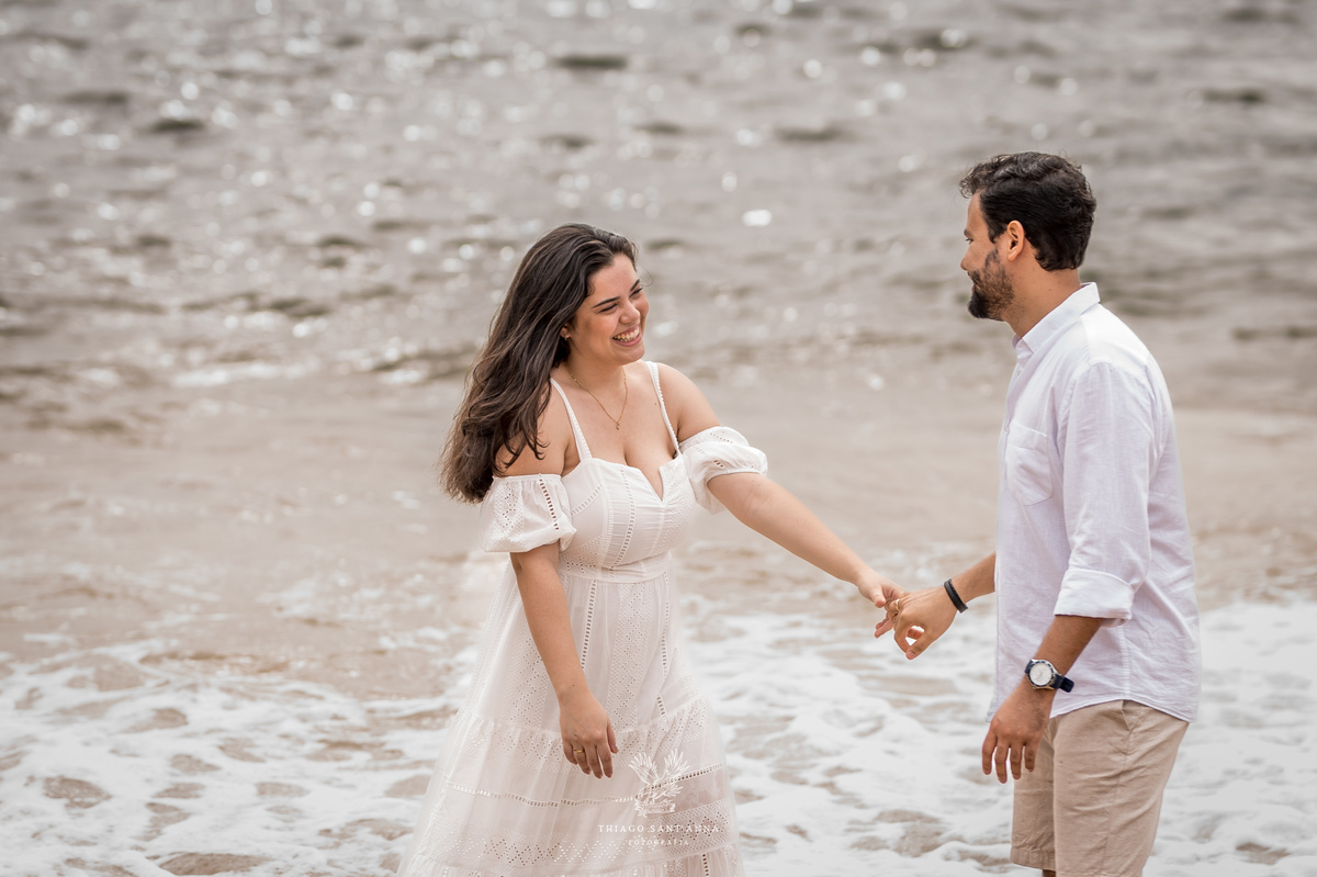 Ideias de pose para casal na praia.