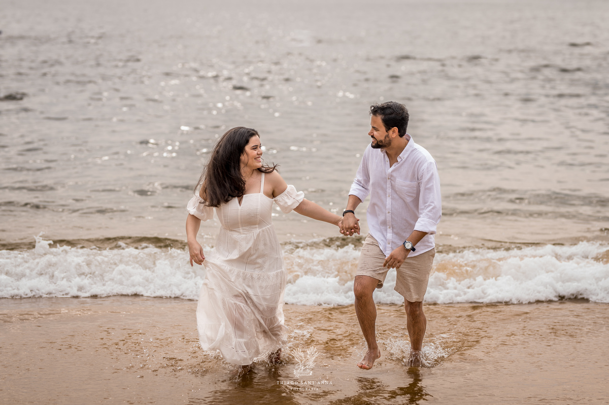 Ideias de pose para casal na praia.