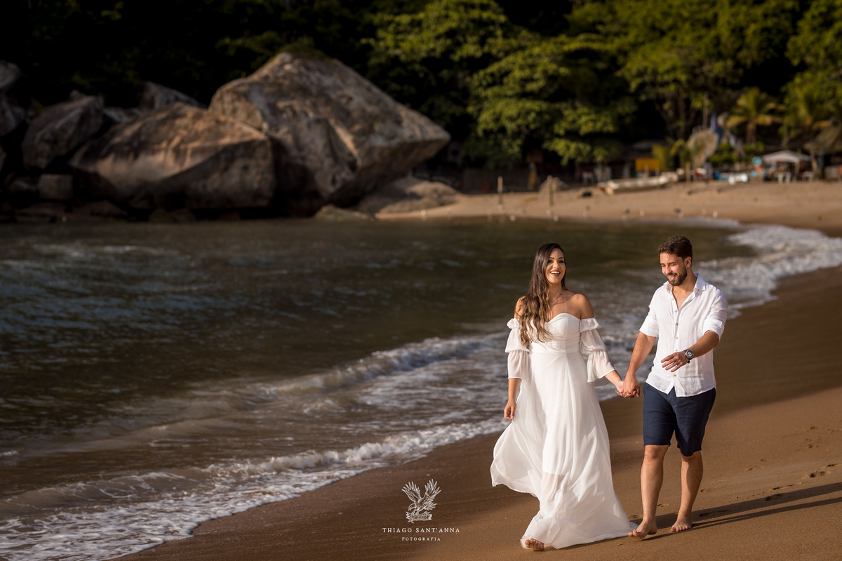 Ideias de pose para casal na praia.