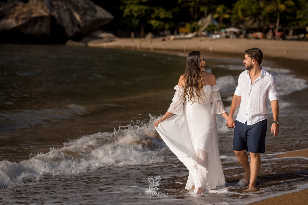 Ideias de pose para casal na praia.