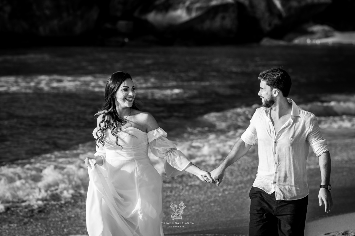 Ideias de pose para casal na praia.