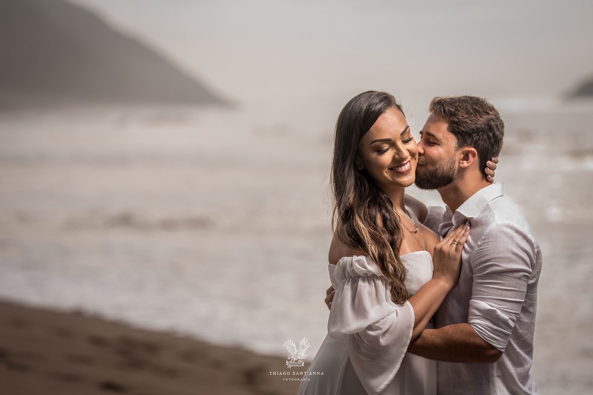 Ideias de pose para casal na praia.
