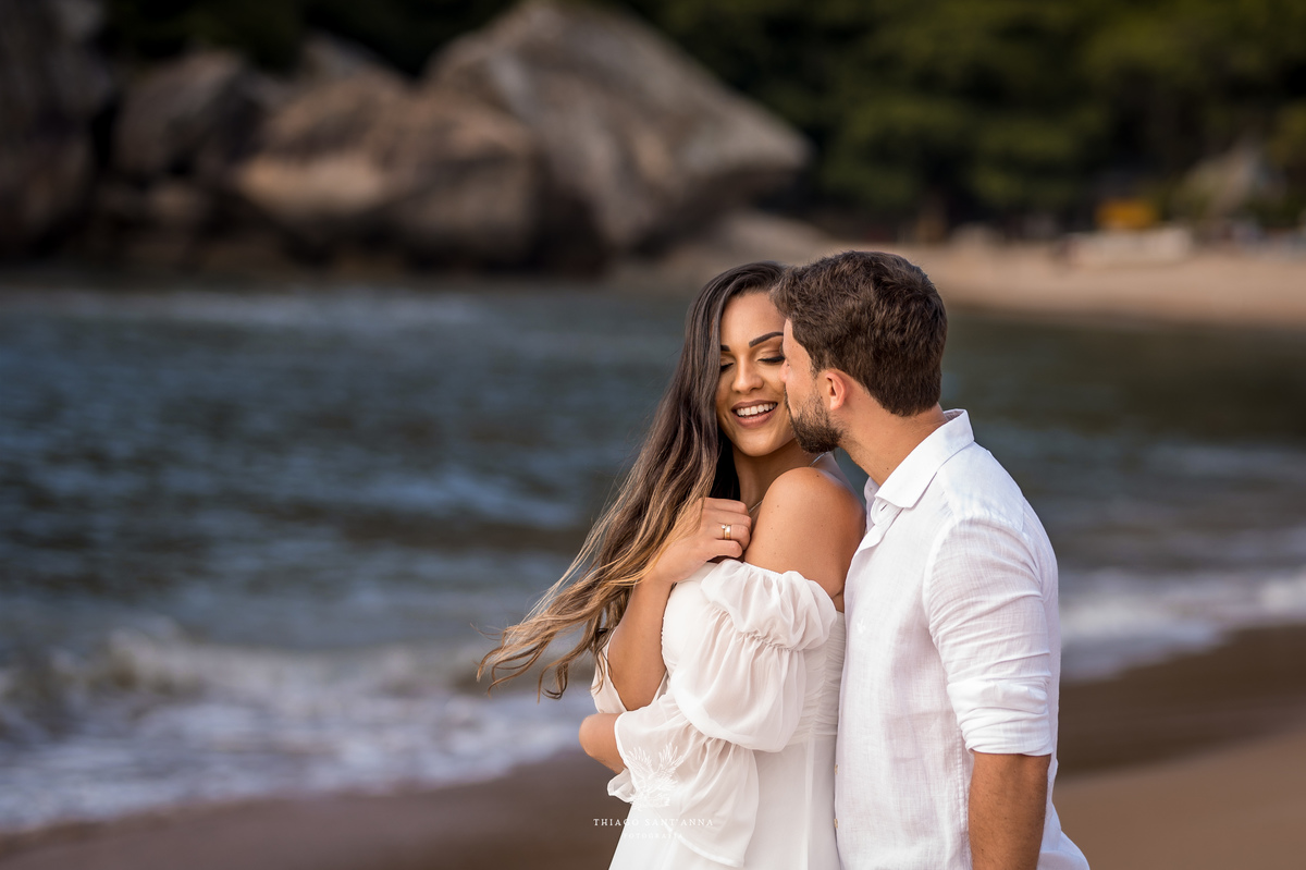Ideias de pose para casal na praia.