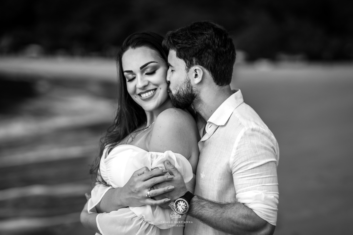 Ideias de pose para casal na praia.