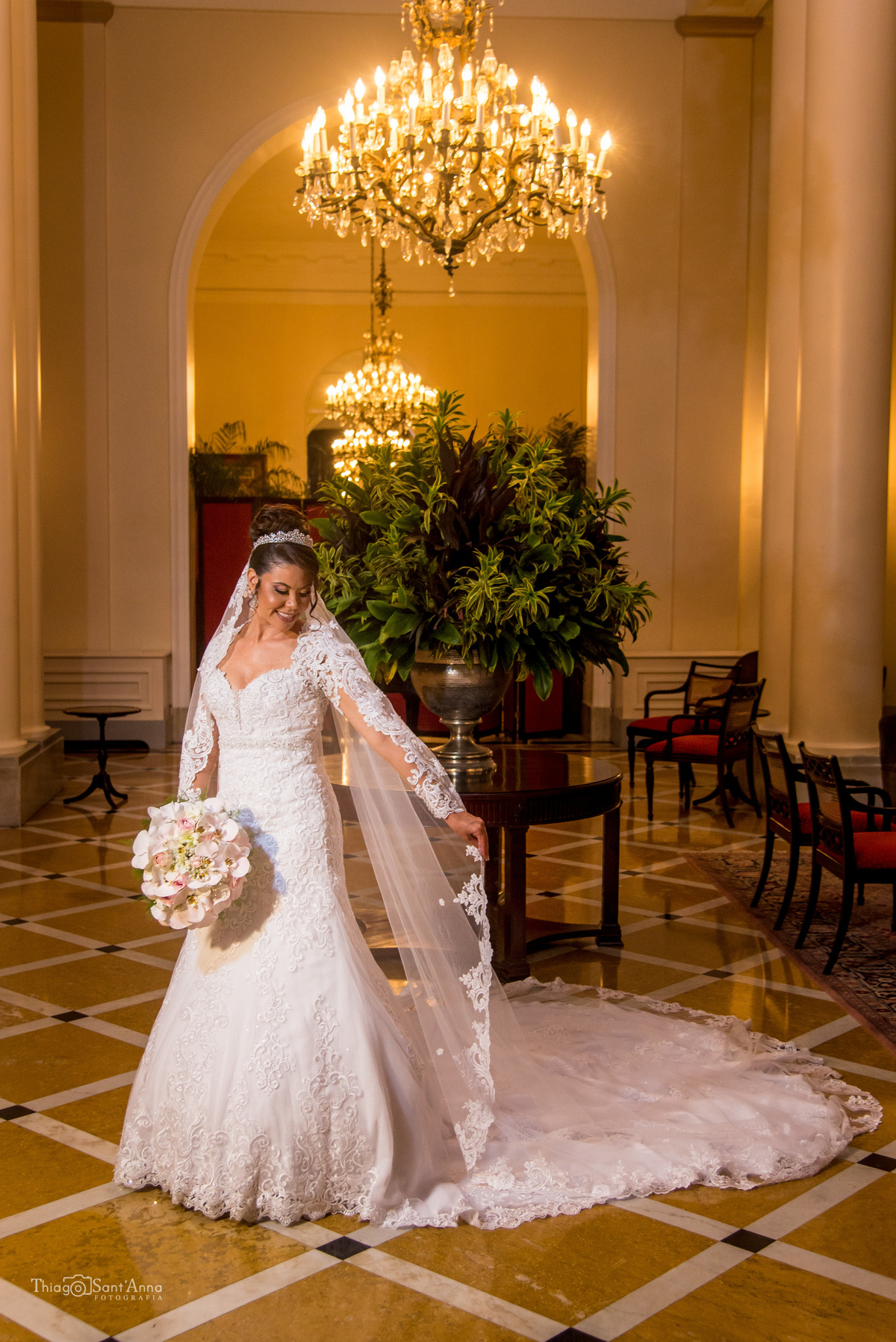Pose de noiva no salão com os lustres Copacabana Palace