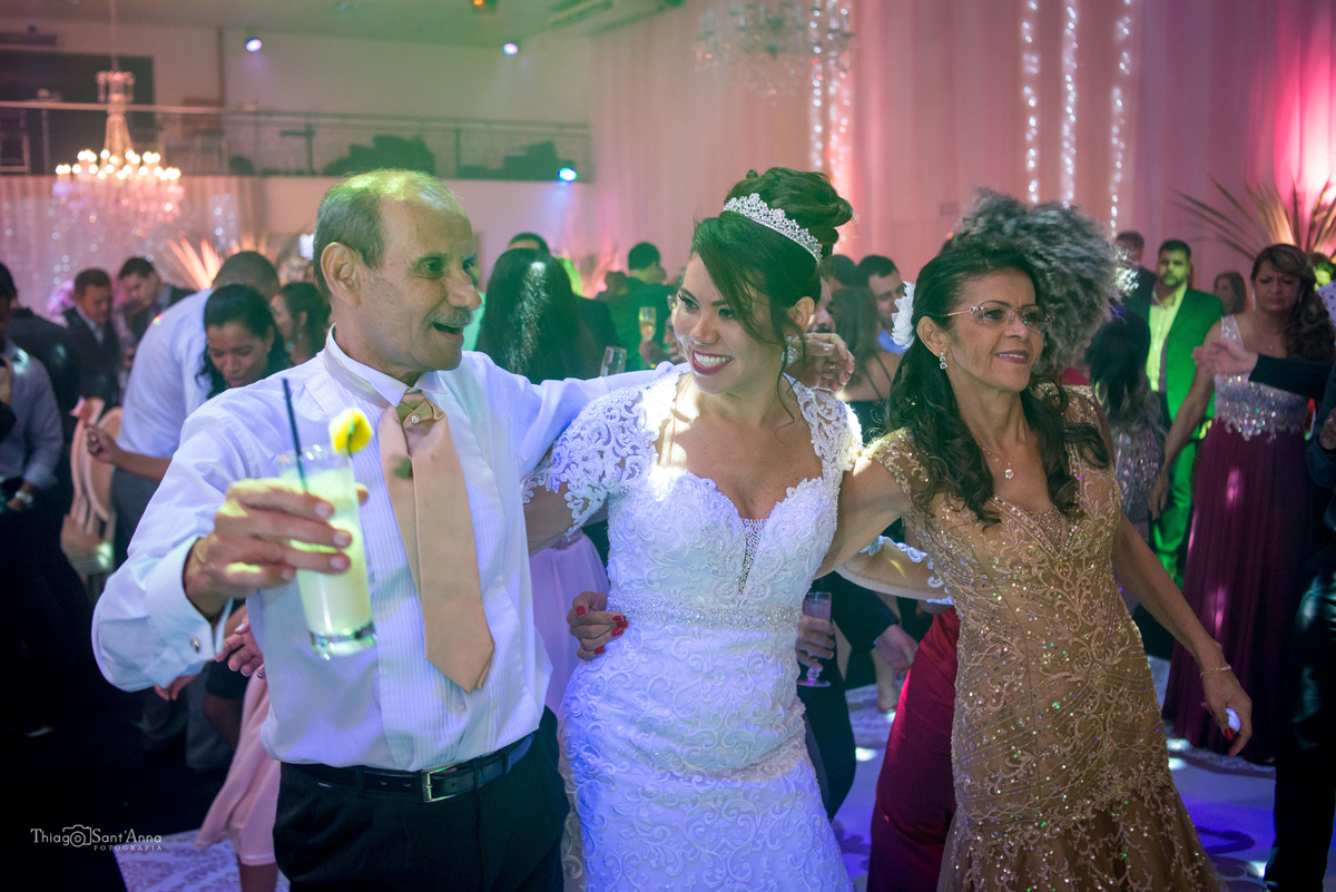 noiva dançando com casal de amigos