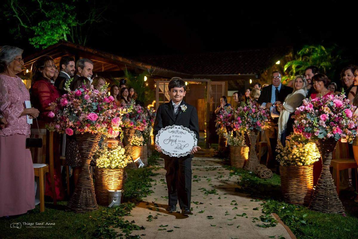 entrada pajem decoração flores tons de rosa madeira