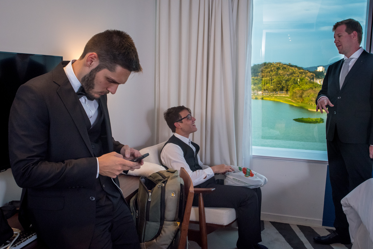 noivo junto a padrinhos se preparam para cerimônia