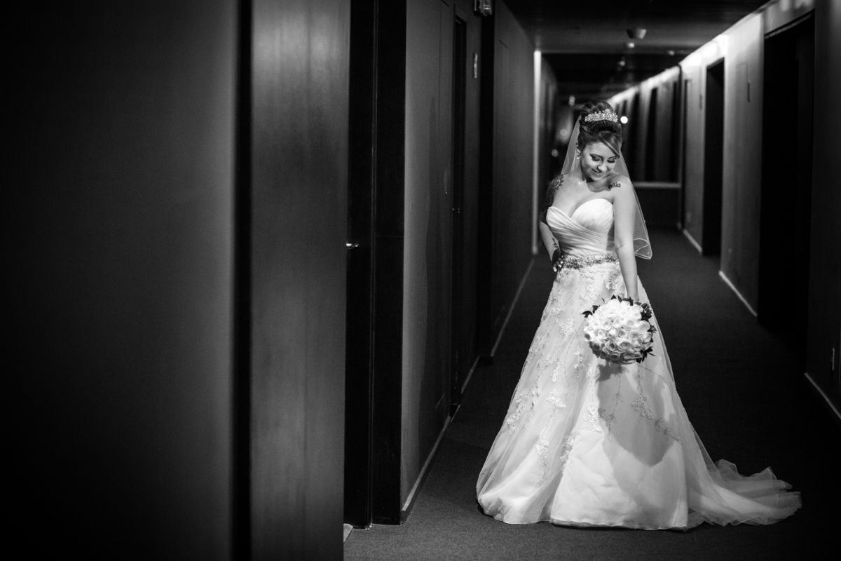 noiva vestido buque corredor preto e branco