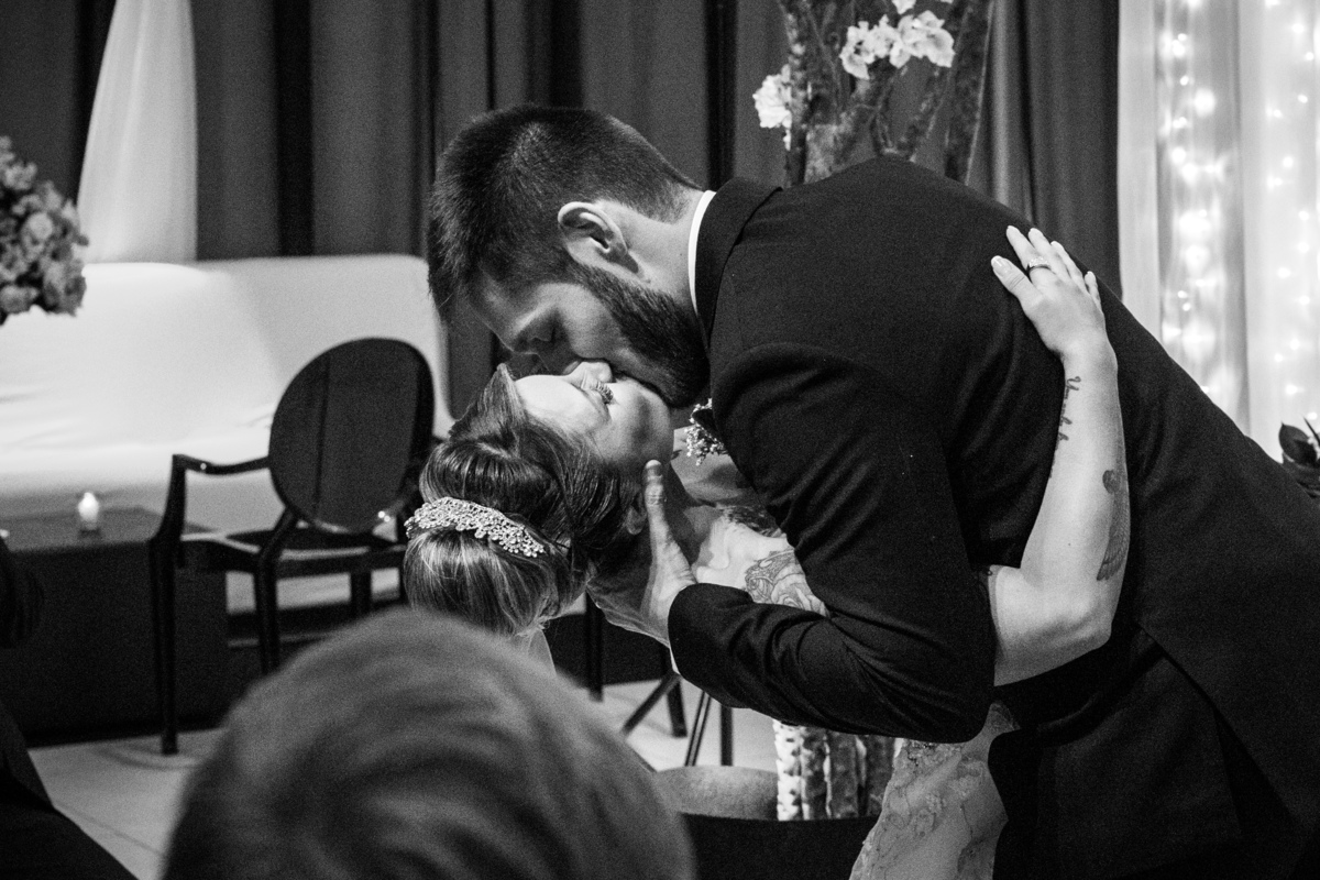 beijo dos noivos preto e branco