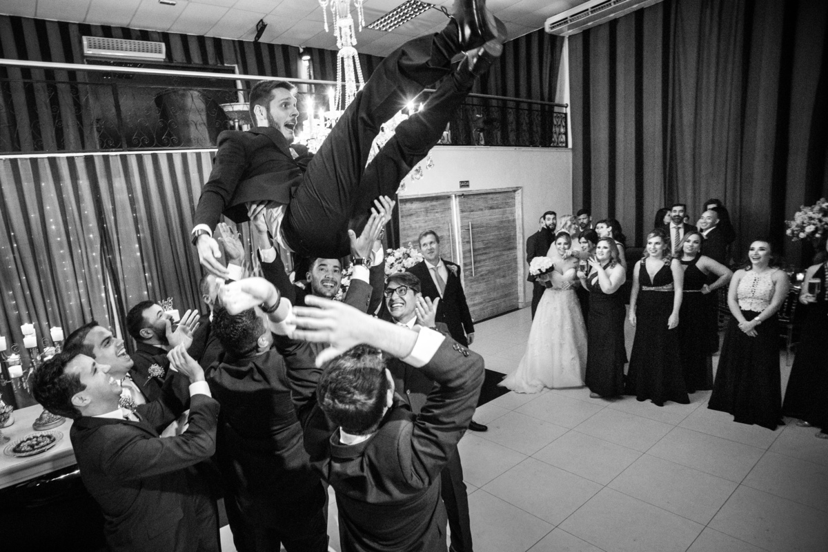 padrinhos levantam noivo preto e branco