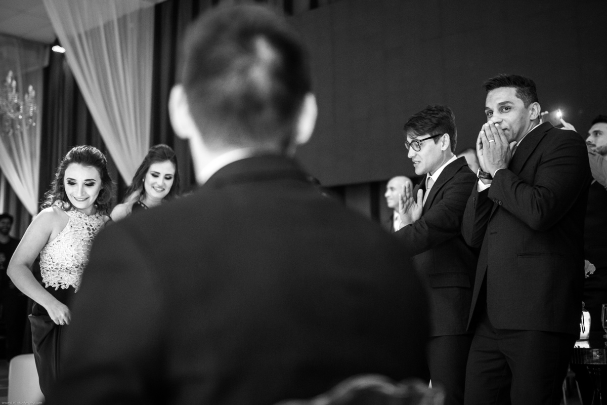 reação dos padrinhos a dança da noiva e madrinhas preto e branco