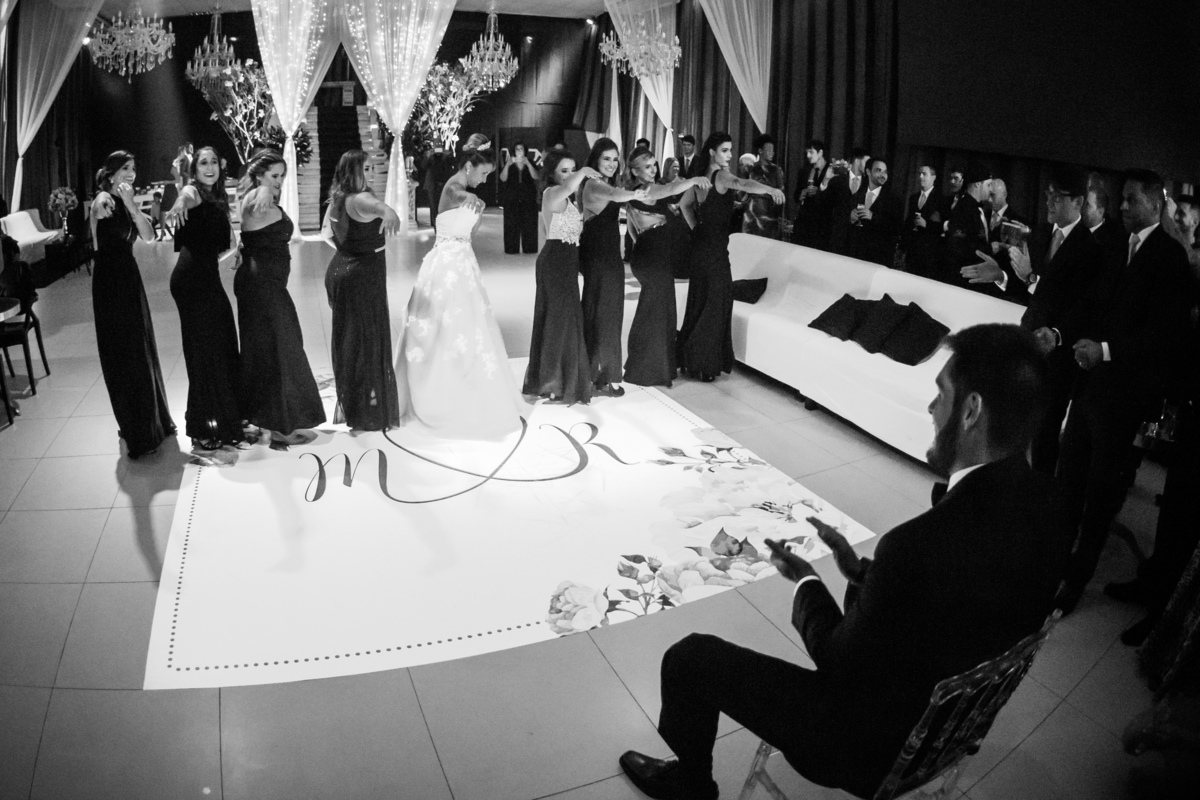 dança da noiva madrinhas noivo sentado observa preto e branco