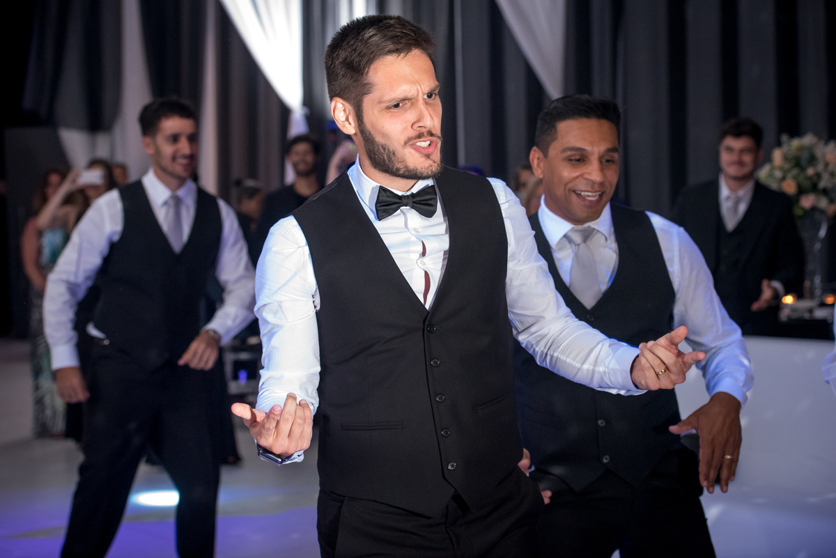 noivo dança para noiva padrinhos dançam ao fundo 