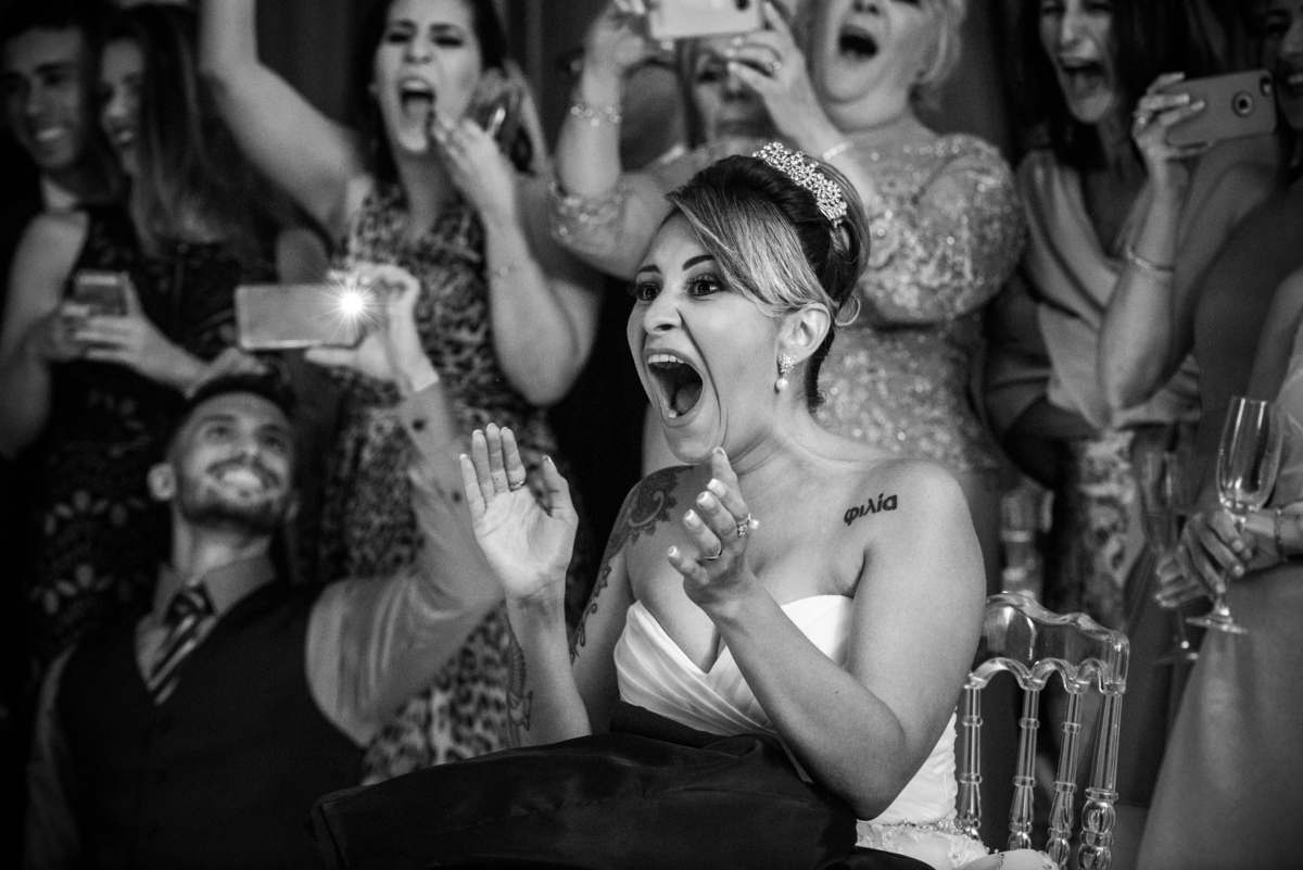 reação da noiva a dança do noivo e padrinhos preto e branco