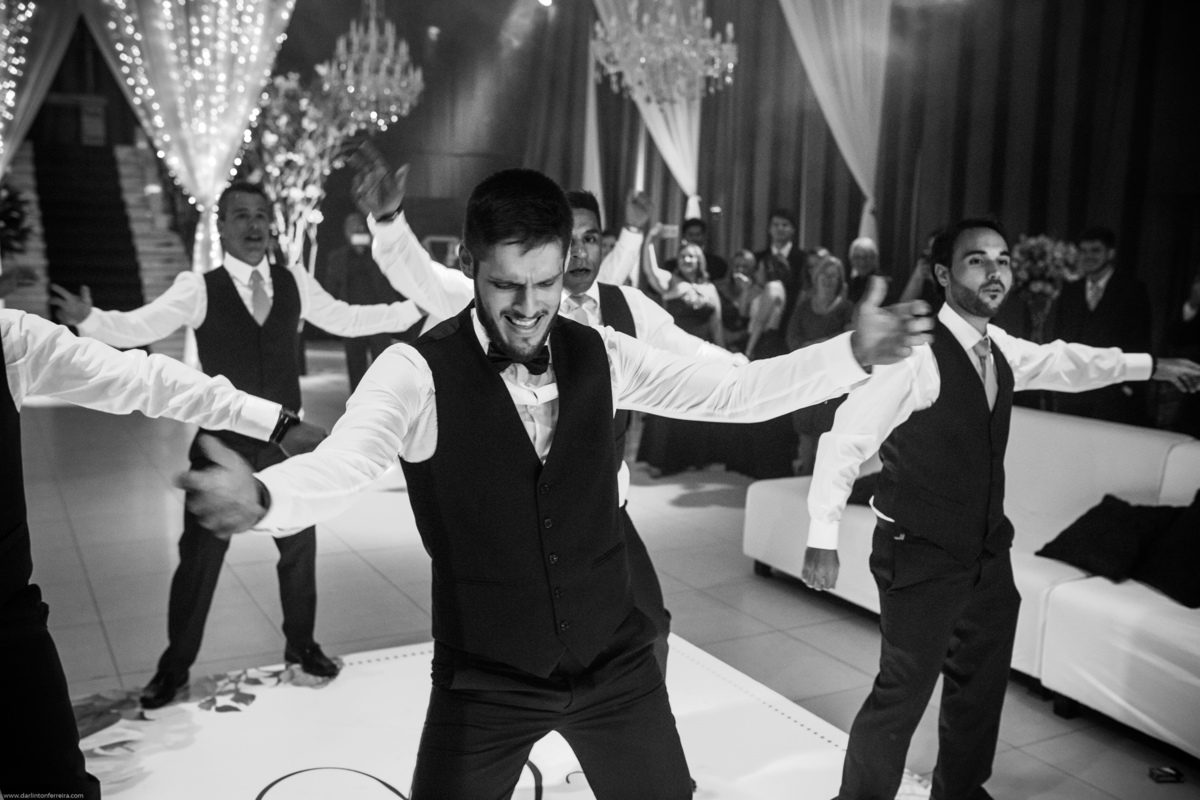 noiva dança com padrinhos preto e branco