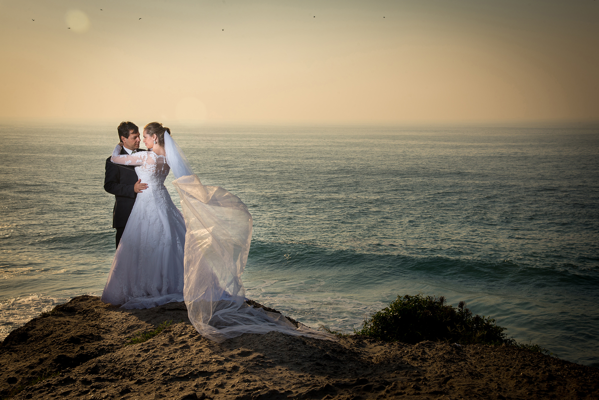 Ensaio Trash the dress na praia do Arpoador